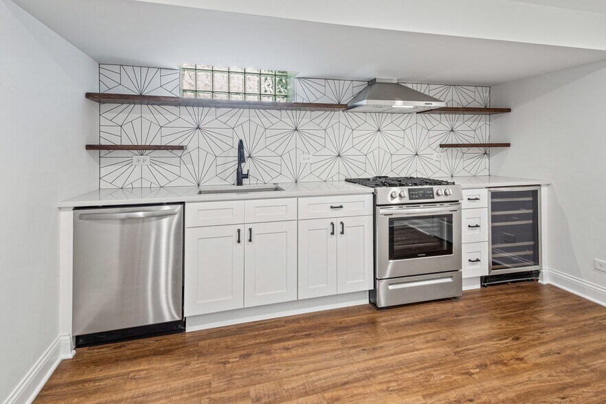 Building Photo - 6114 N Lenox Ave