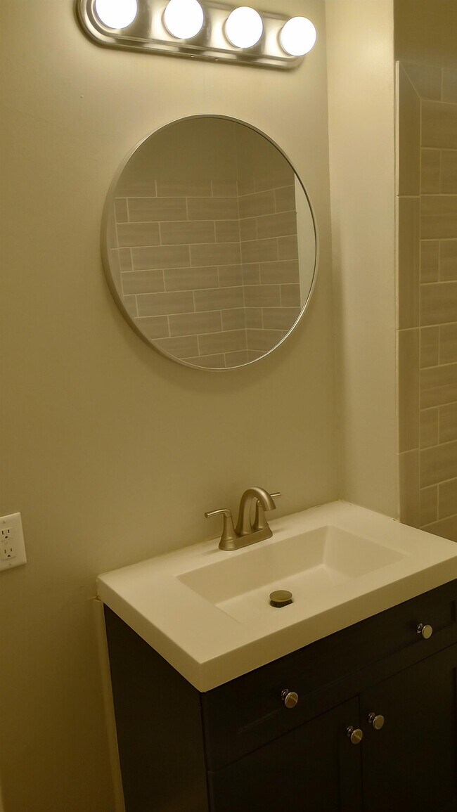 Building Photo - 218 N Hickory St