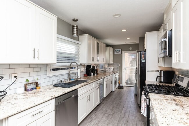 Building Photo - Charming, upgraded, and great outdoor spac...