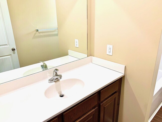 Building Photo - Duplex 2 Bedroom / 2Bath  Johnson City