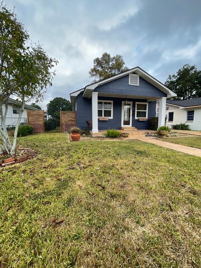 Building Photo - 2 bedroom 2 bath home, MOVE IN SPECIAL!!!