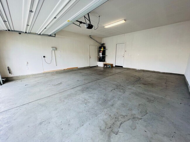 Building Photo - Beautiful 4 Bedroom home