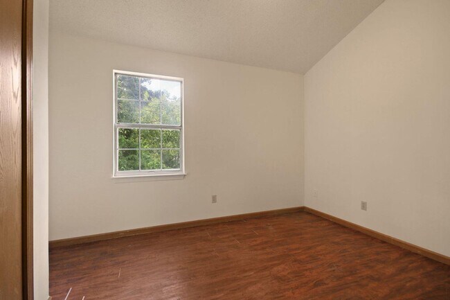 Building Photo - 3 Bed 2 Bath unit Close to Downtown