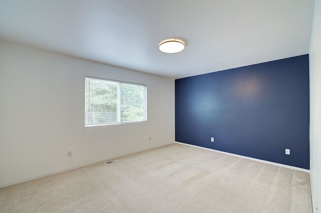 Building Photo - 3Bd/2.5Ba Everett Home