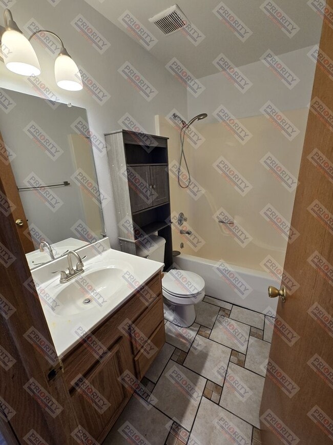 Building Photo - Single Family Home with 4 Bedrooms