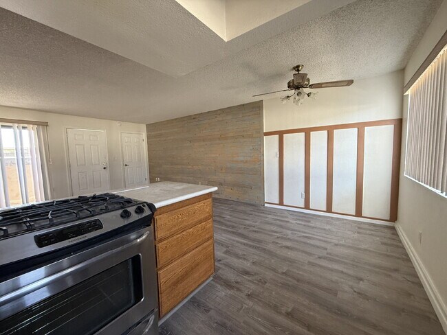 Building Photo - New Flooring, no carpet. 2bed 2bath Gated Community with a Swimming Pool