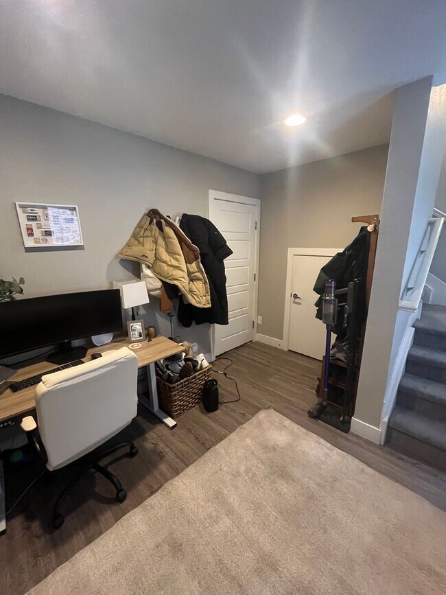 Building Photo - 2 Bed, 1 Bath Townhouse with Roof Top Deck