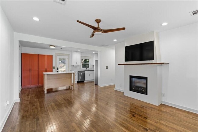 Building Photo - 1272 Lynwyn Ln SE