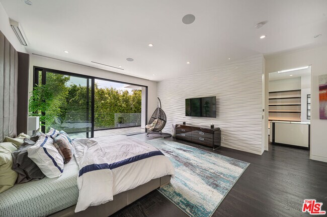 Building Photo - 511 N Rexford Dr