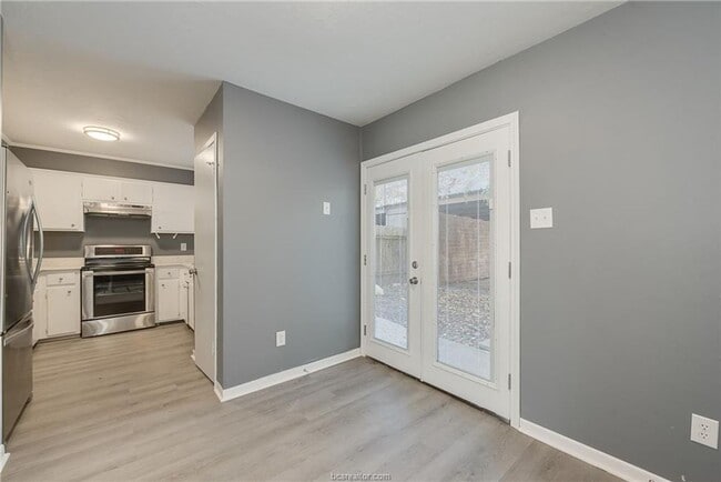 Building Photo - Bryan - 3 Bedroom / 1.5 bathroom / Carport / Back Yard, 2 Story unit.