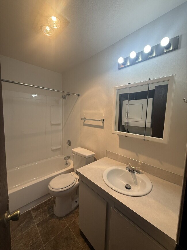 Building Photo - Cozy 1 Bedroom Apartment- $200 off 1st Mon...
