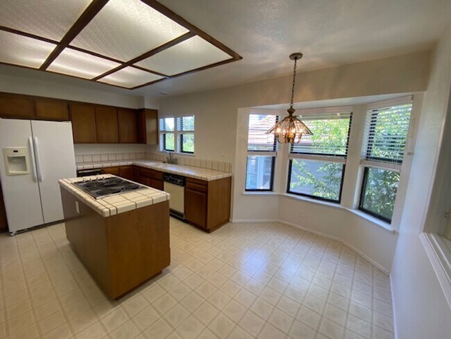 Building Photo - Glen Heights Condo