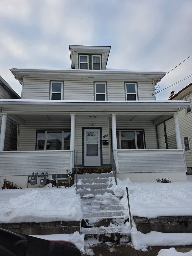 Building Photo - 1122 9th St