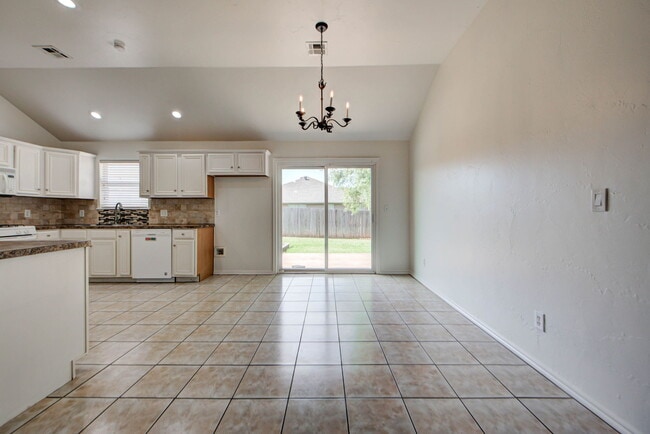 Building Photo - 608 Cavecreek St