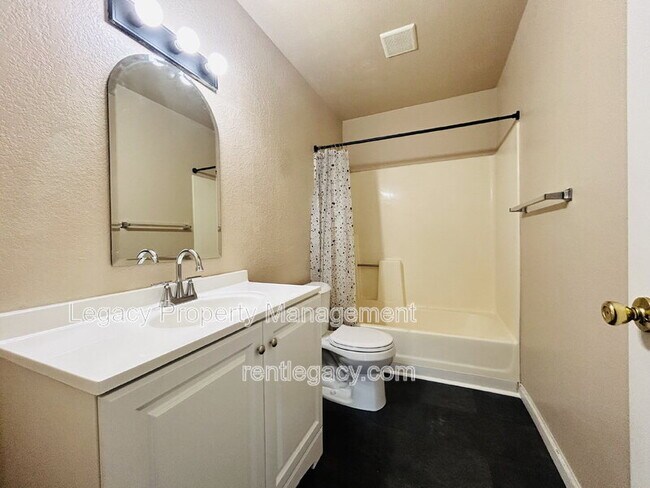 Building Photo - 7445 Auburn Oaks Ct