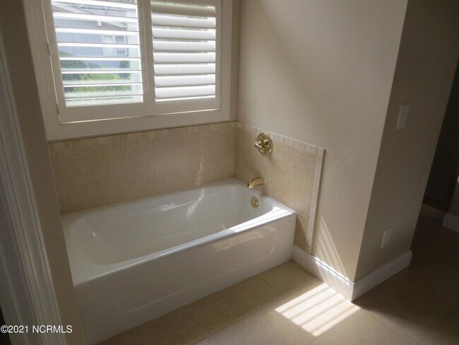 Building Photo - 8 Country Club Blvd