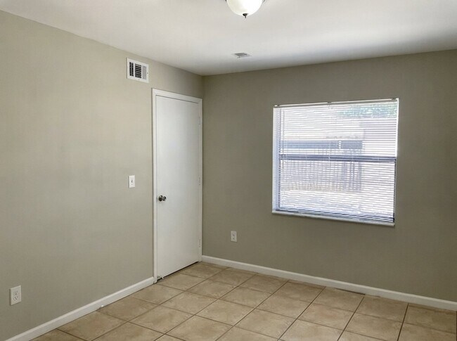 Building Photo - 671 N 68th Way