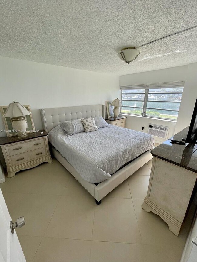 Building Photo - 220 Kings Point Dr