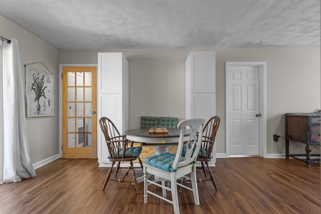 Building Photo - 620 E New England Ave