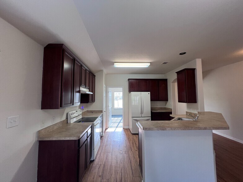 Building Photo - 706 Cedar Cove Dr