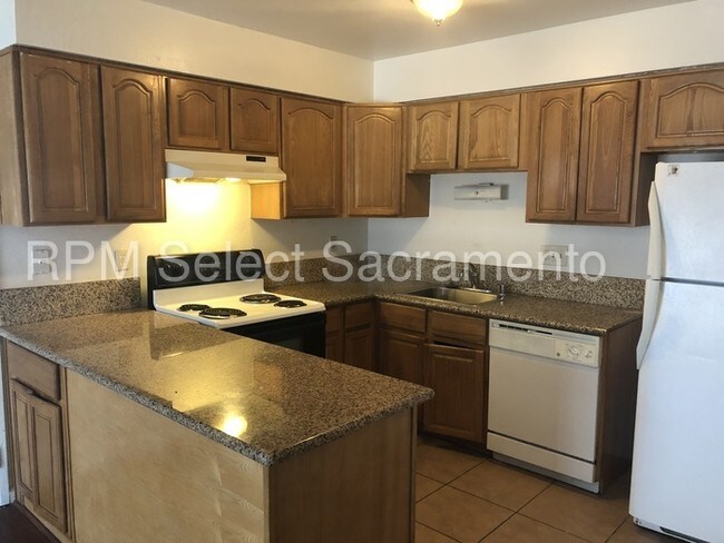 Building Photo - Updated 3 bed 2 bath duplex