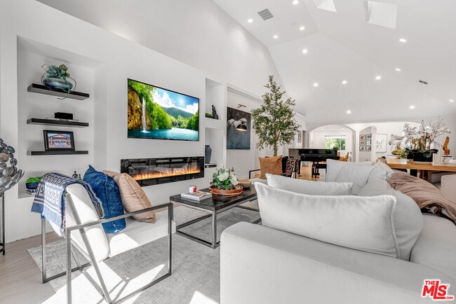 Building Photo - 367 S Oak Ave