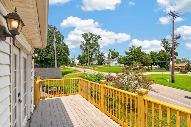 Building Photo - 3008 Lakeshore Dr