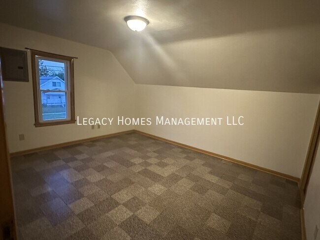 Building Photo - 912 E Lincoln Ave