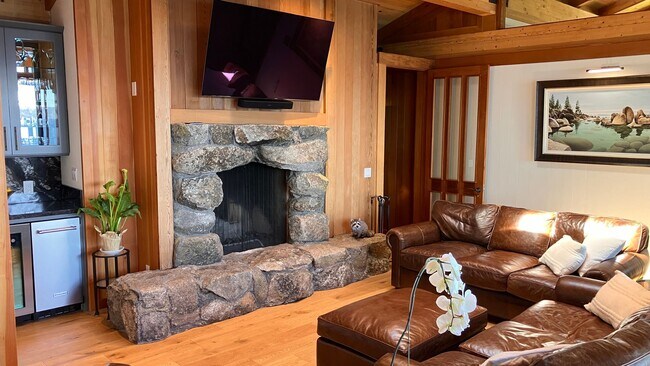 Building Photo - Furnished Lakefront home with amazing Lakeviews