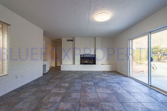 Building Photo - Stunning home off Sunrise and Swan!