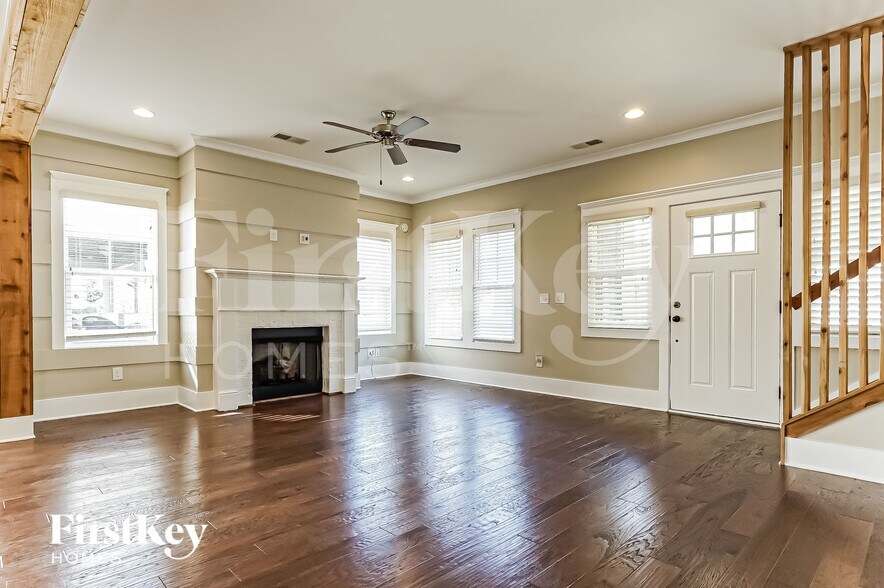 Building Photo - 3253 Sawyer Dr