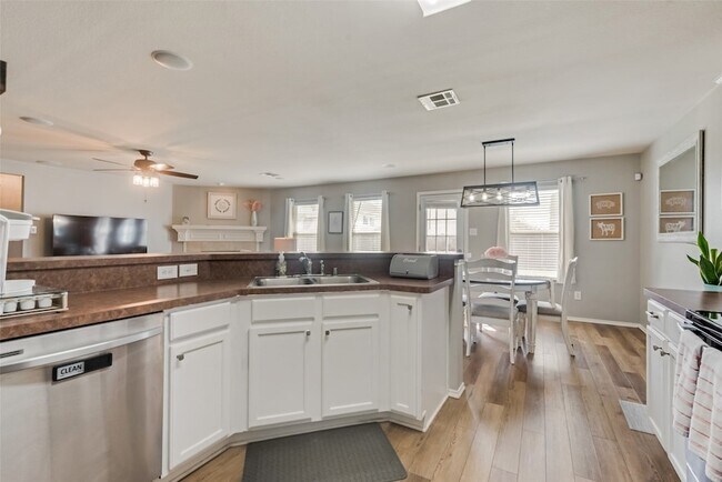 Building Photo - 9805 Tanglebrush Dr