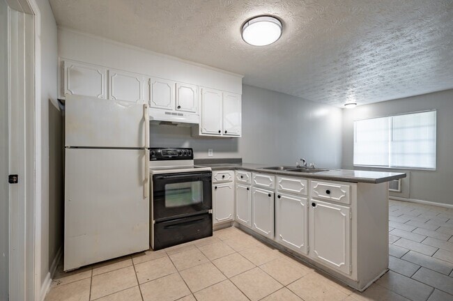 Building Photo - Twin Pines Apartments