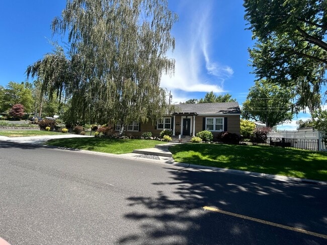 Building Photo - NEW LISTING In Desirable N. Richland Neigh...