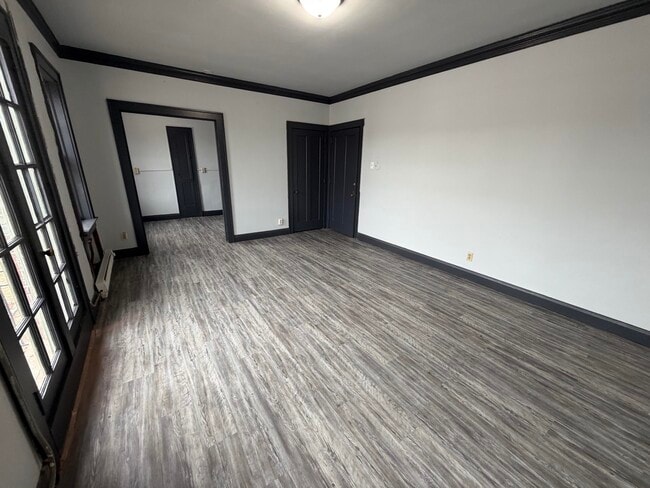 Building Photo - 210-201 Walnut-