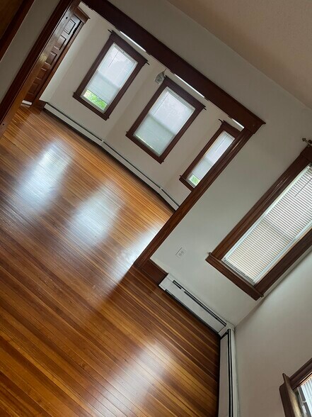 Building Photo - 264 Burritt St