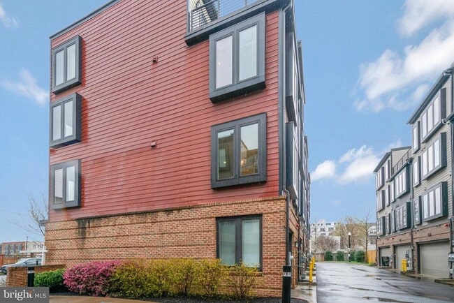 Building Photo - 601 N Henry St