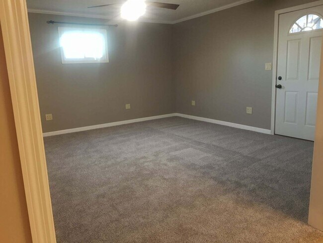 Building Photo - 140 Redbud Dr