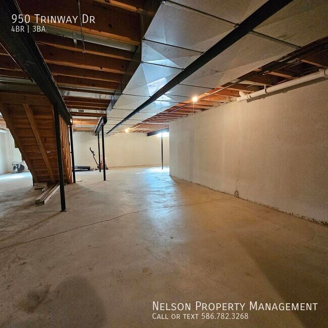 Building Photo - 950 Trinway Rd