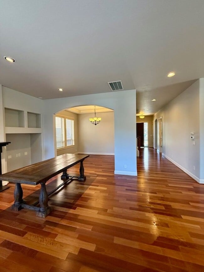 Building Photo - Stunning 4-Bedroom Aspen Rim Home in Bend!