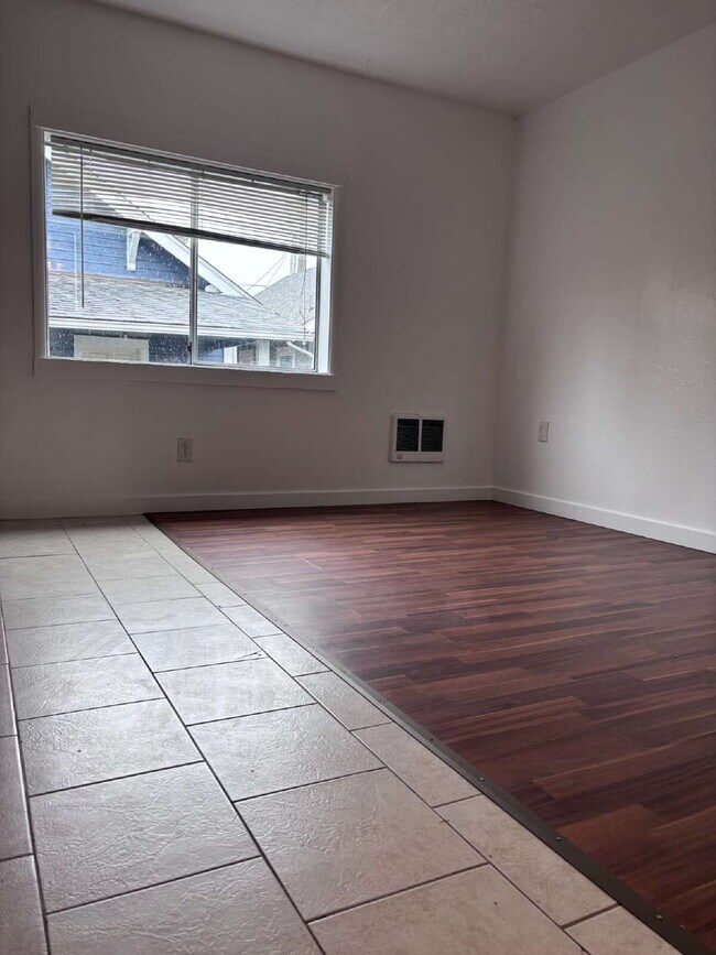 Building Photo - 718 S Yakima Ave