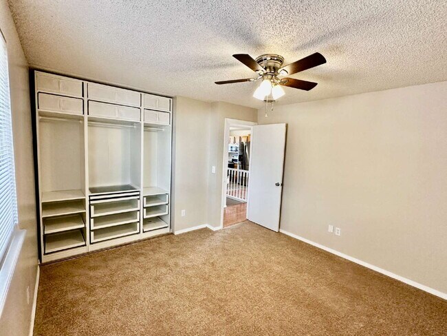Building Photo - AVAILABLE NOW!  Charming Home in the Cottonwood Community!"