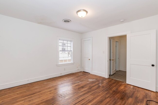 Building Photo - 3 Bed/2 Bath with a great back yard!
