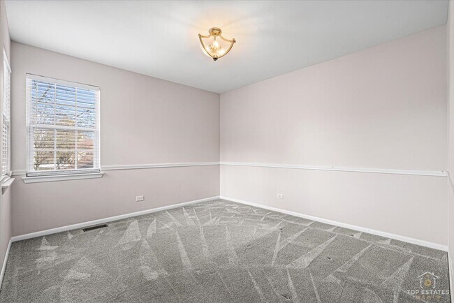 Building Photo - 1260 Cranbrook Dr