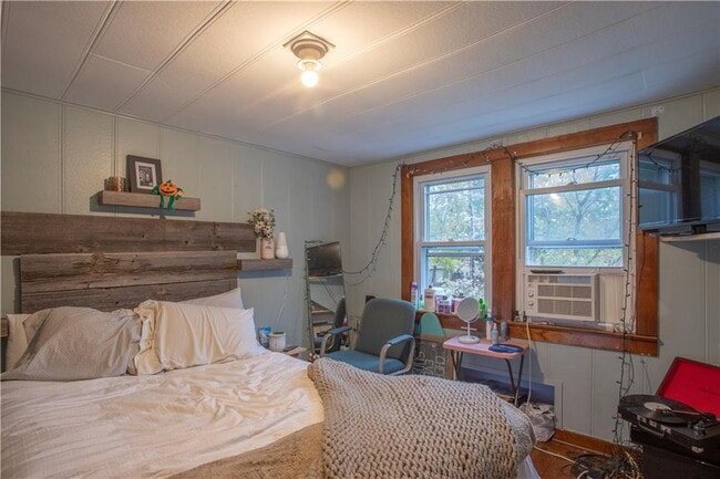 Building Photo - 3 bedroom, 1 bathroom Home With Garage