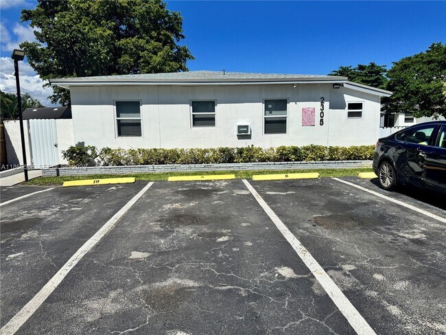 Building Photo - 2305 Monroe St