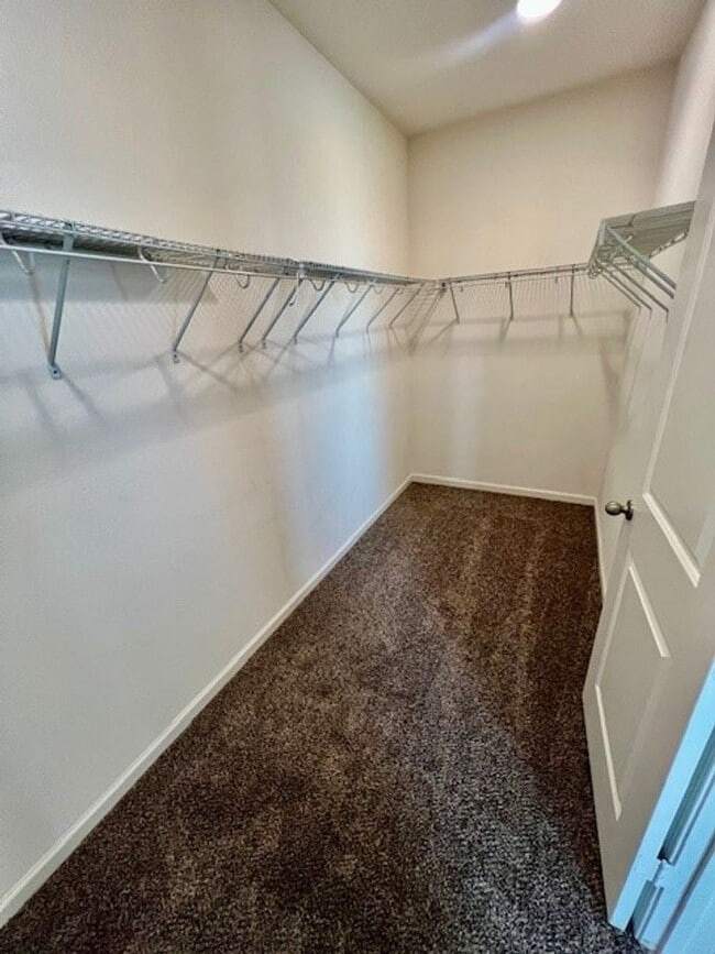 Building Photo - Northwest Bakersfield Gated Home