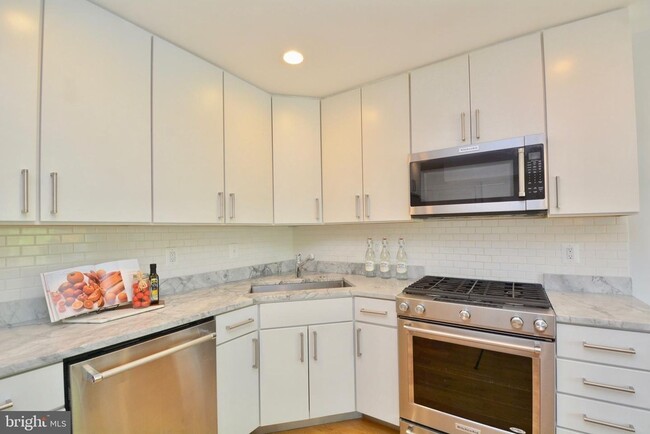 Building Photo - 1 Bedroom 1.5 Bathroom Luxury Condo // Hil...