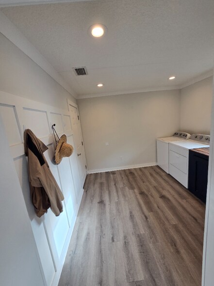 Building Photo - 933 Arlingwood Ave