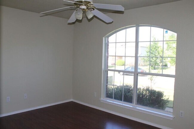 Building Photo - 1009 Clayton Dr